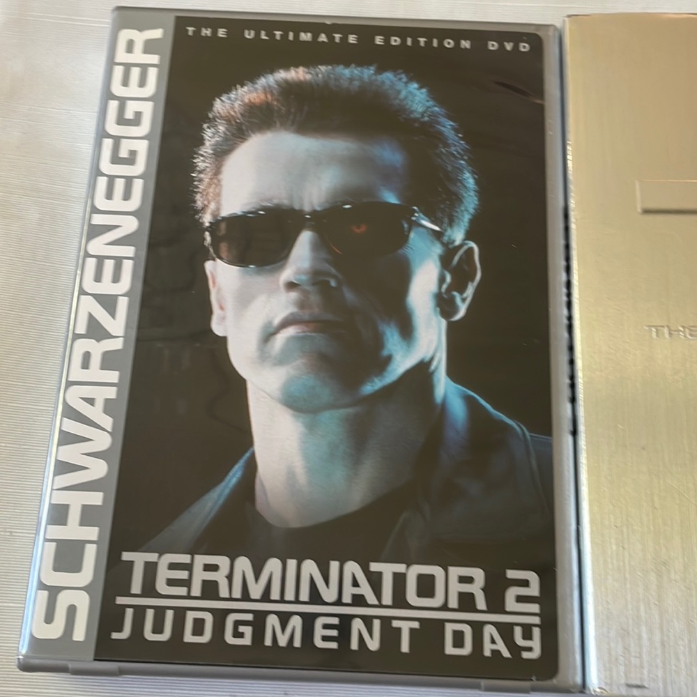 T2 Terminator 2 The Ultimate Edition Judgment Day  DVD 2 Disc Set